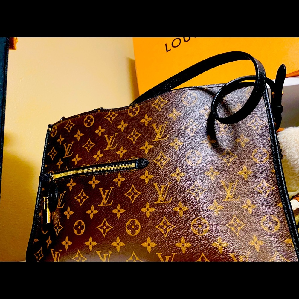 LV AUTHENTIC Poppincourt MM MONOGRAM.